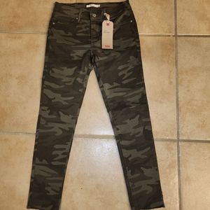Levi 711 Skinny Camouflage Cropped Ankle Jeans NWT